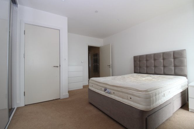 Moving out for a 2 beds flat (after) (6)